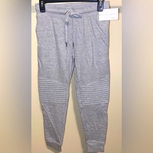 New York Laundry Athleisure Grey Crop Athletic Pants size S

$48 New